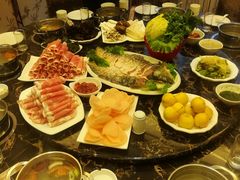 贝尔火锅的涮品，西旗羊肉，牛骨熬汤，涮品丰富，好吃，值得品尝！-贝尔大酒店(海拉尔伊仕丹购物广场店)