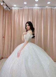 -曼青婚纱礼服馆