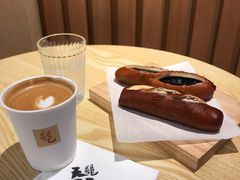 碱水墨鱼肠-天井·丑面包搭咖啡