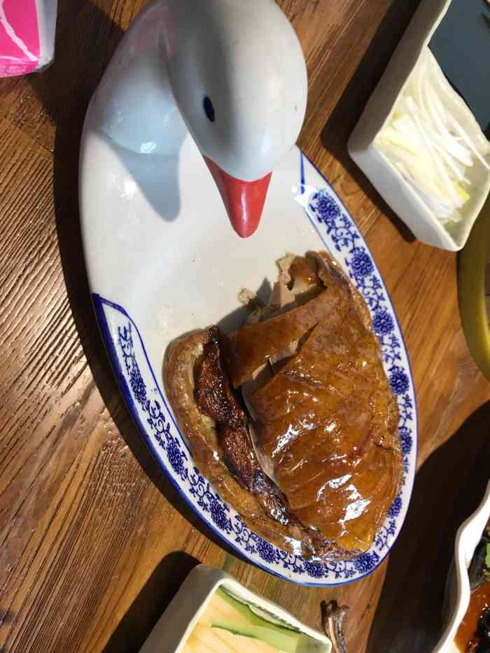 华馨园北京烤鸭-"菜偏甜,春节期间人还蛮多的,感觉服务员有.