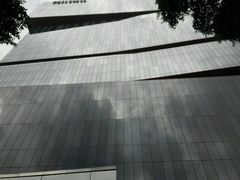 大门口向上看-广州天河希尔顿酒店