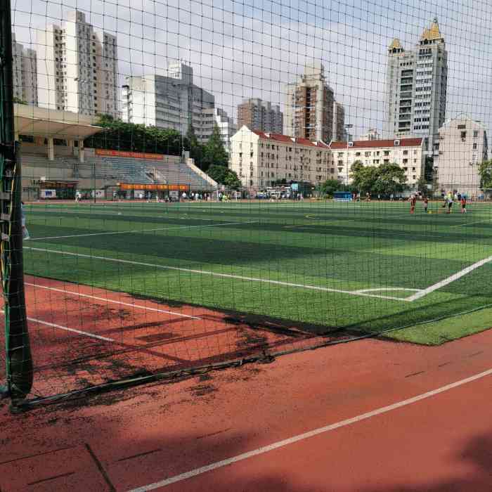 静安区工人体育场足球场-"场地还可以 去年翻新了 不像过去那样地毯.