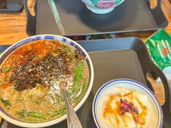 招牌生烫牛肉肉酱米线-云阿蛮云南生烫牛肉米线(奉贤路店)