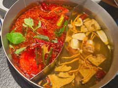 跑山鸡野菌锅拼酸辣锅底-滇牛云南火锅(桂林路店)