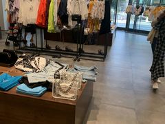 -URBAN REVIVO(上海中庚漫游城店)