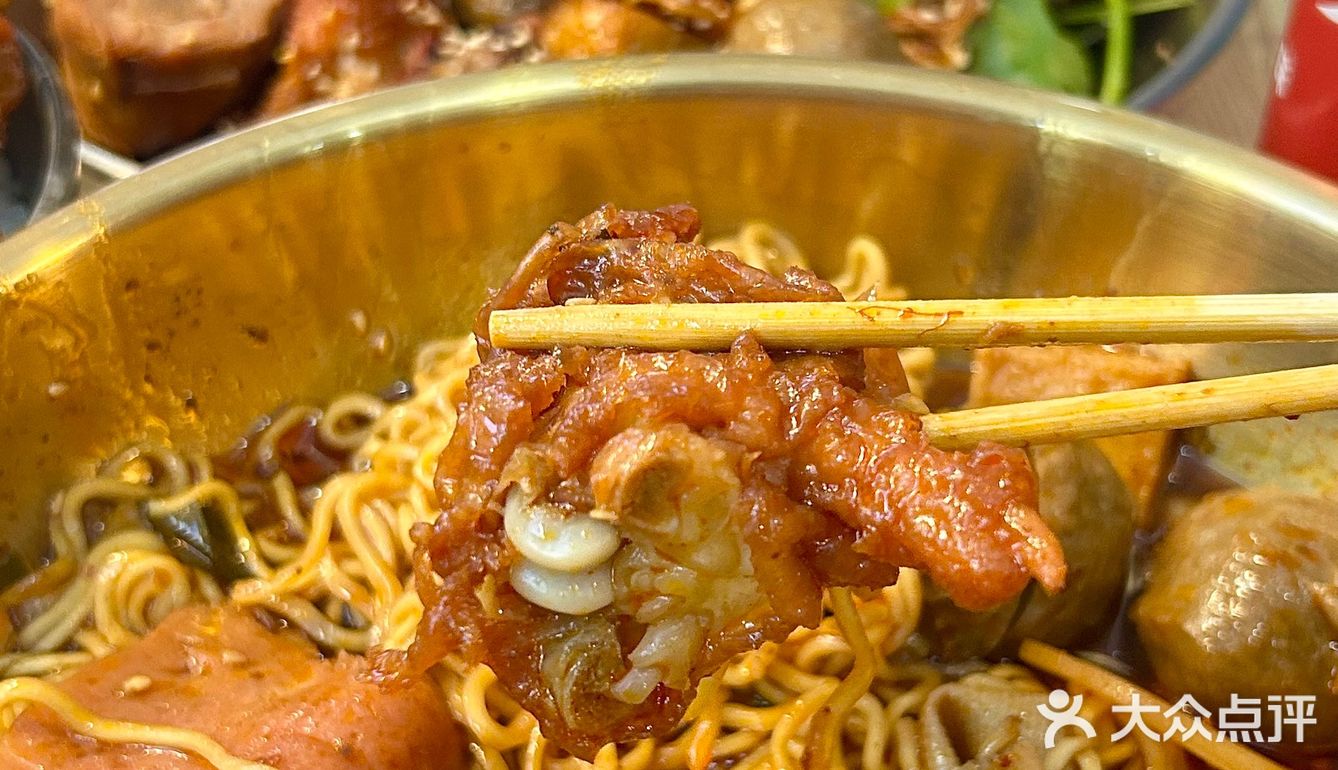 菜品都是柜台直接拿就行！种类丰富，肥肠，毛肚