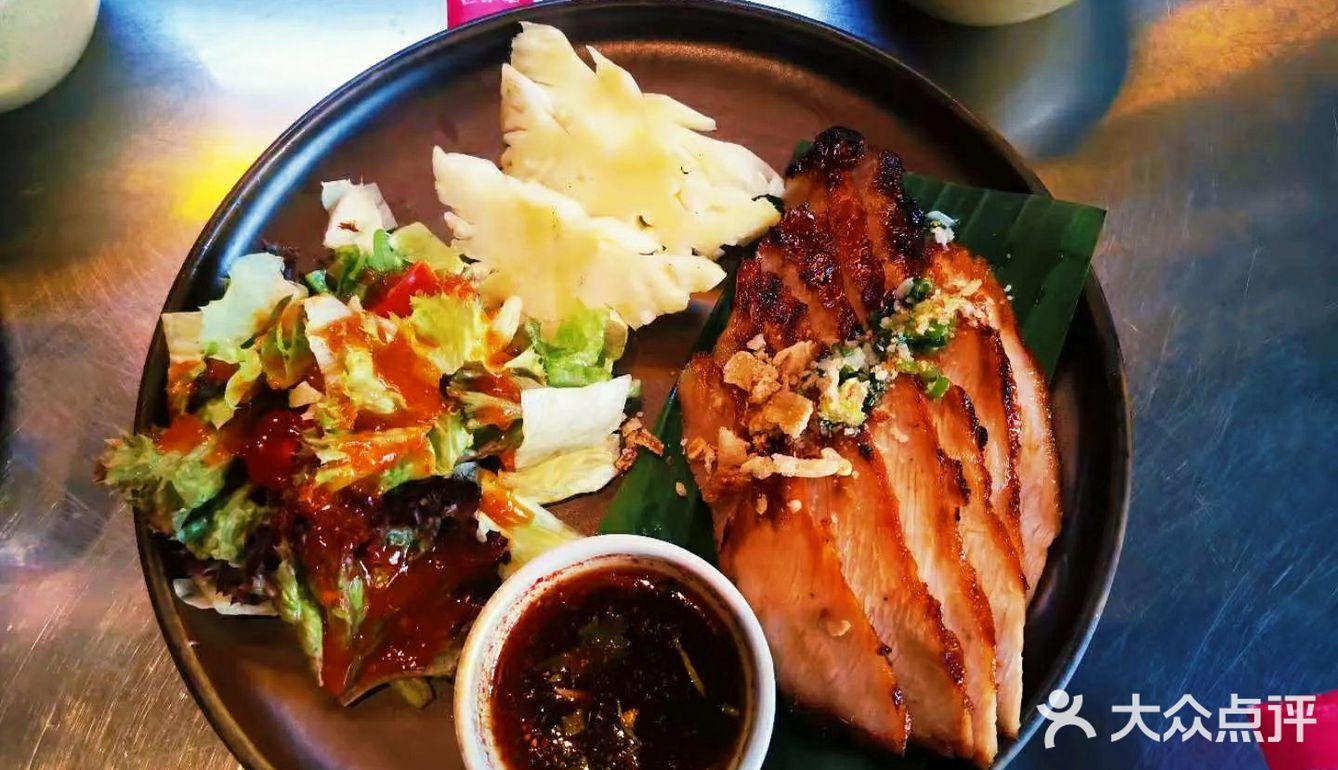 今晚在江畔独自美丽✨✨ 享受丰盛的泰餐🍲冬阴功再来一碗！