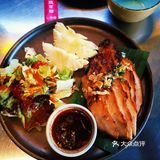 今晚在江畔独自美丽✨✨ 享受丰盛的泰餐🍲冬阴功再来一碗！