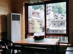 靠窗位-临江餐馆二楼美食部落
