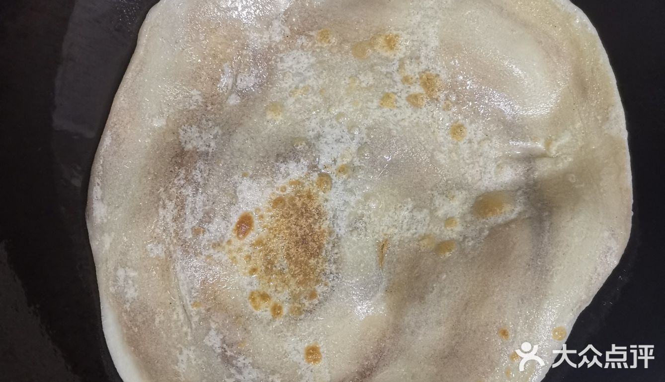 擀开后抹上芝麻酱，撒上盐