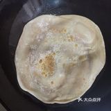 擀开后抹上芝麻酱，撒上盐