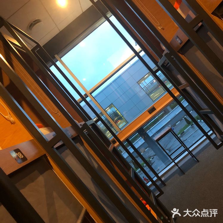 转机太困了，租了五小时人名币三百八十多块，环境还可以