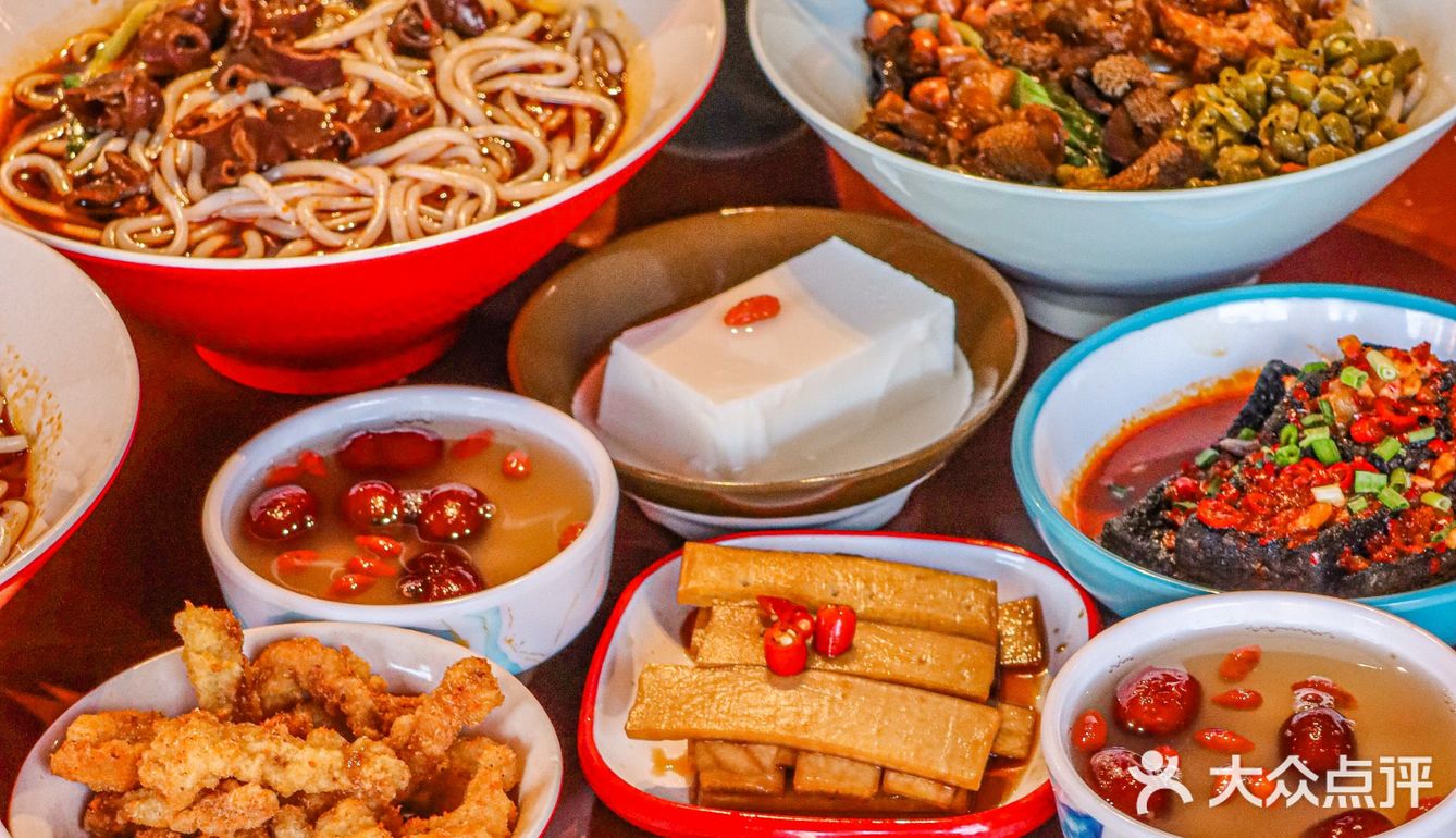 朋友是长沙人，和我一直吹捧湖南米粉比广西粉好吃