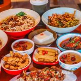 朋友是长沙人，和我一直吹捧湖南米粉比广西粉好吃