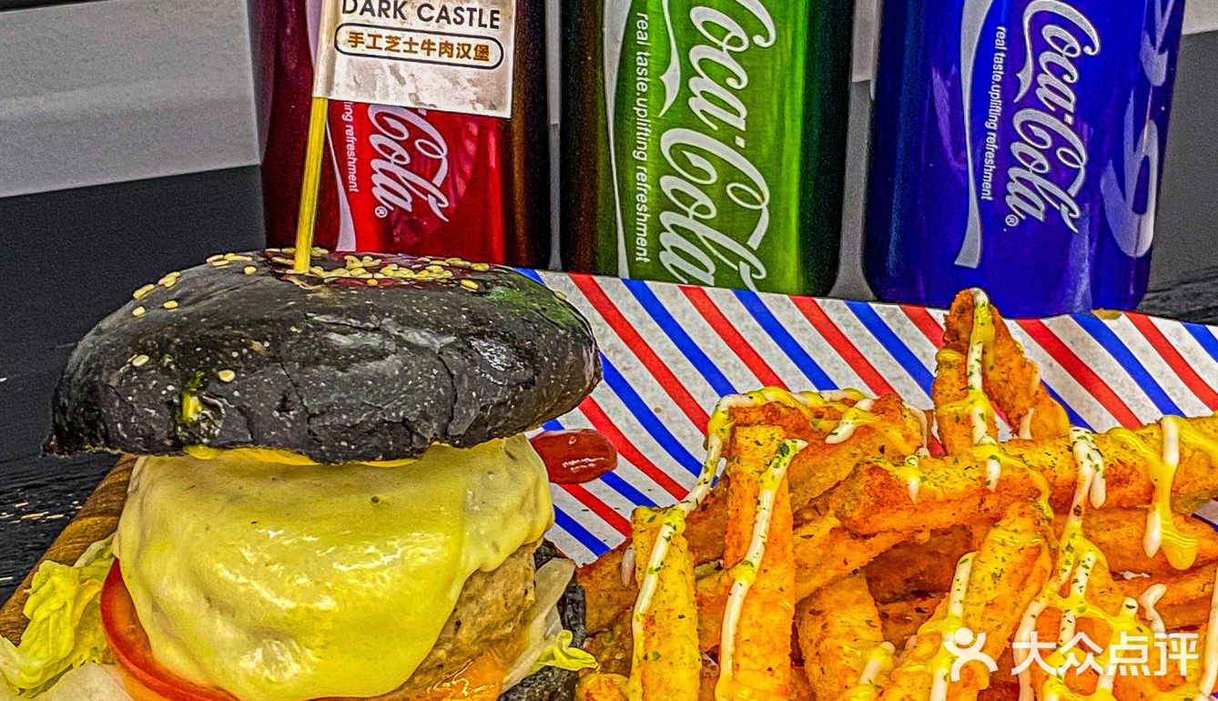 疯狂拉丝的芝士黑汉堡🍔这谁顶的住啊