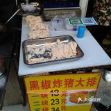 一家炸猪排铺子因为店员春节没有回乡，得以早早开业