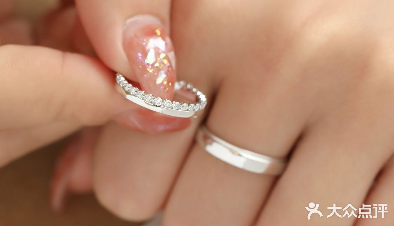 5K+就能搞定的大气时尚的情侣对戒，超心动der[加油][加油]