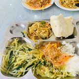 晒一下我们单位食堂的工作餐