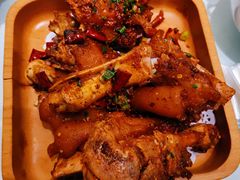 香烤飘香猪蹄-雀蓝川菜(奥体广场店)