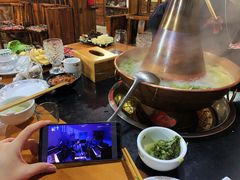 -果松木炭酸菜铜火锅·外婆参鸡汤