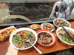 -爆炸头阿姨小四川正宗川味小吃(无任何分店)