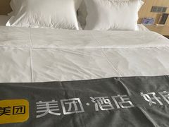 -欧辰国际酒店(重庆欢乐谷轻轨站店)