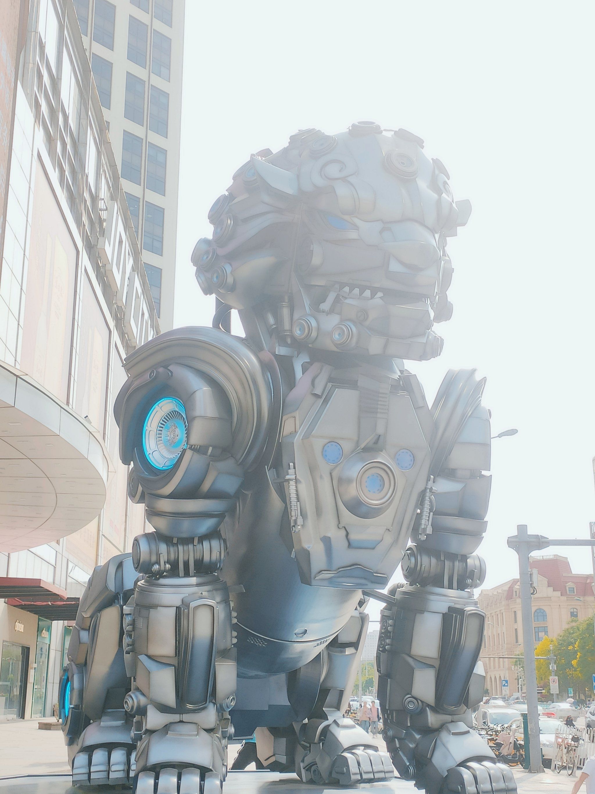 和平大悦城门口的机甲狮