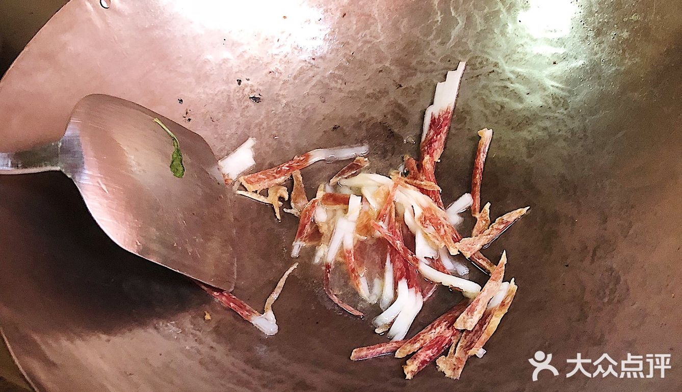 芹菜（此处用的是野芹菜）、腊肉、食用油、盐