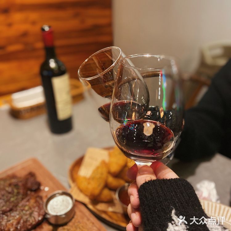   群聚必备仪式感！与好友一起享受牛扒与红酒   