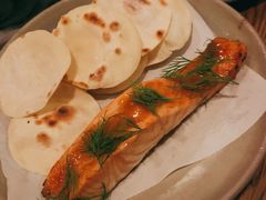 烟熏三文鱼配烤饺子皮和芥末籽酱-BOR Eatery(安福路店)