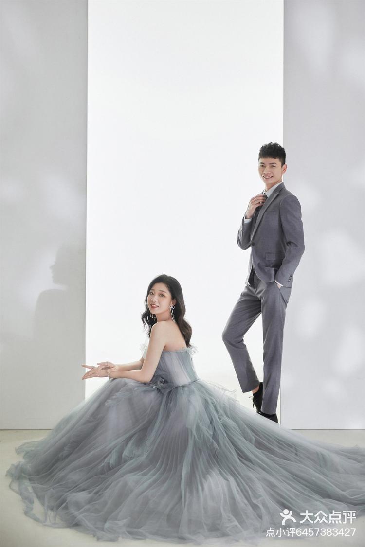 室内灰色系光影婚纱照