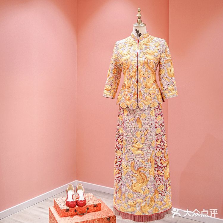 发现一家专做非遗手绣嫁衣的龙凤褂店