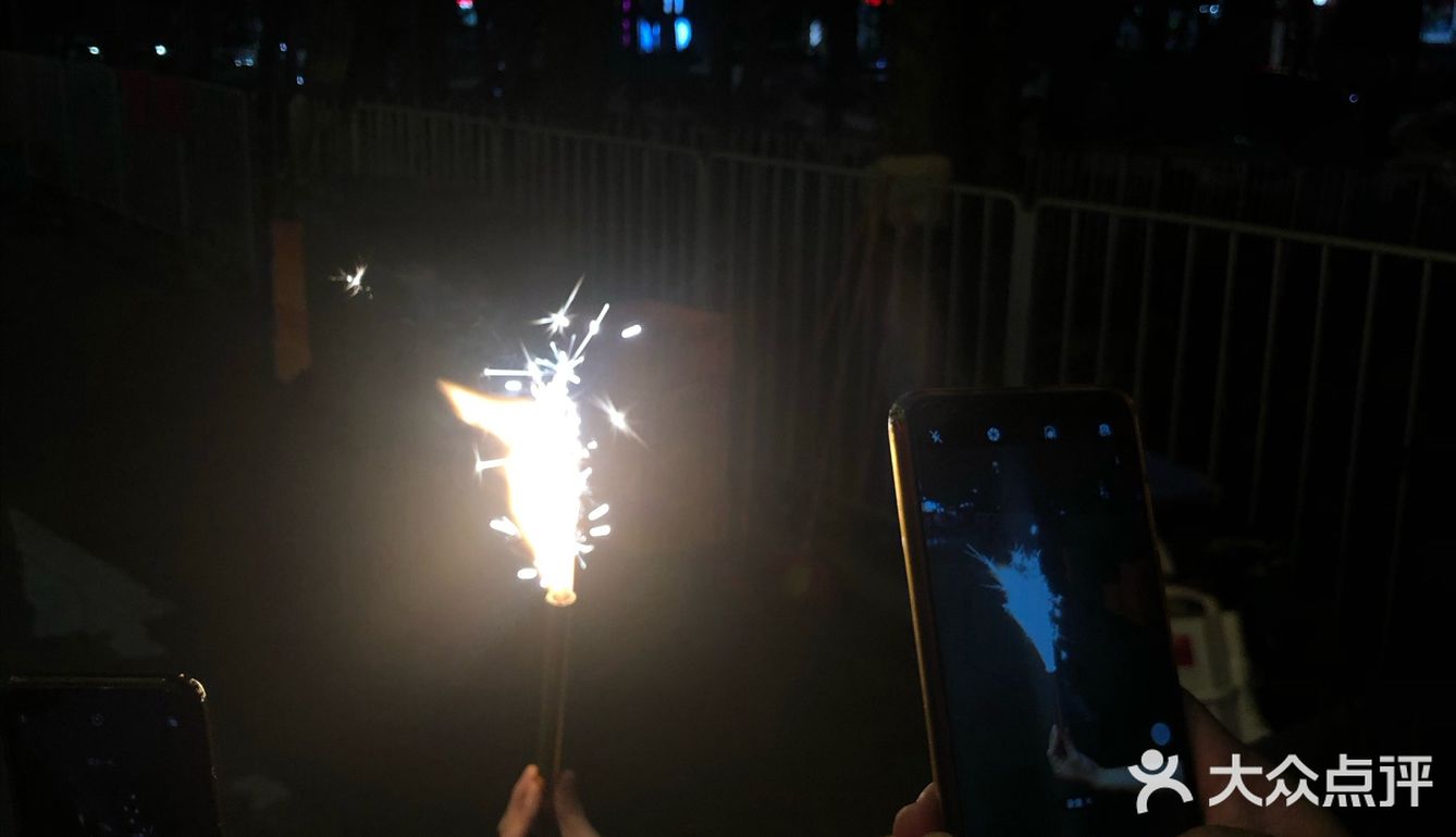 朋友过生日大家集合一起吃鸡
