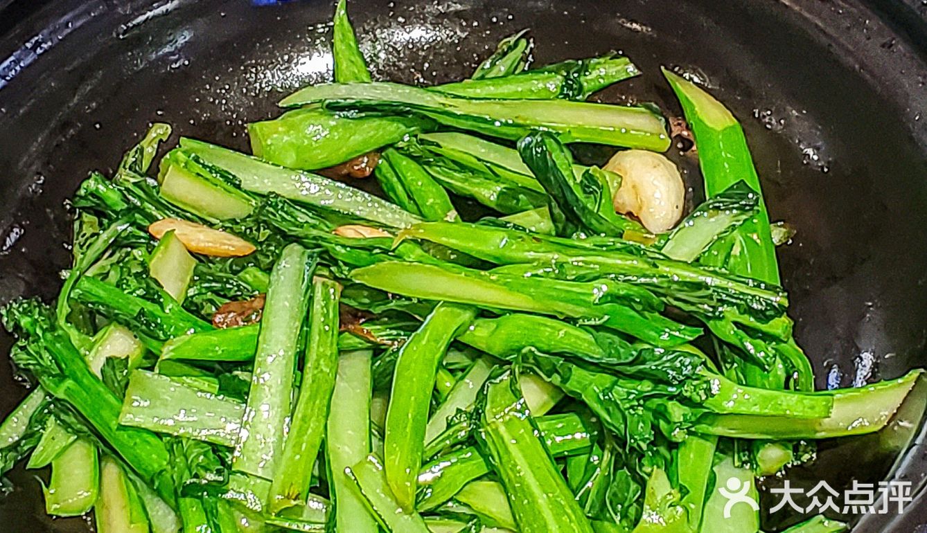 老板‼️来一份热气腾腾的沙姜啫啫鸡煲🥘 