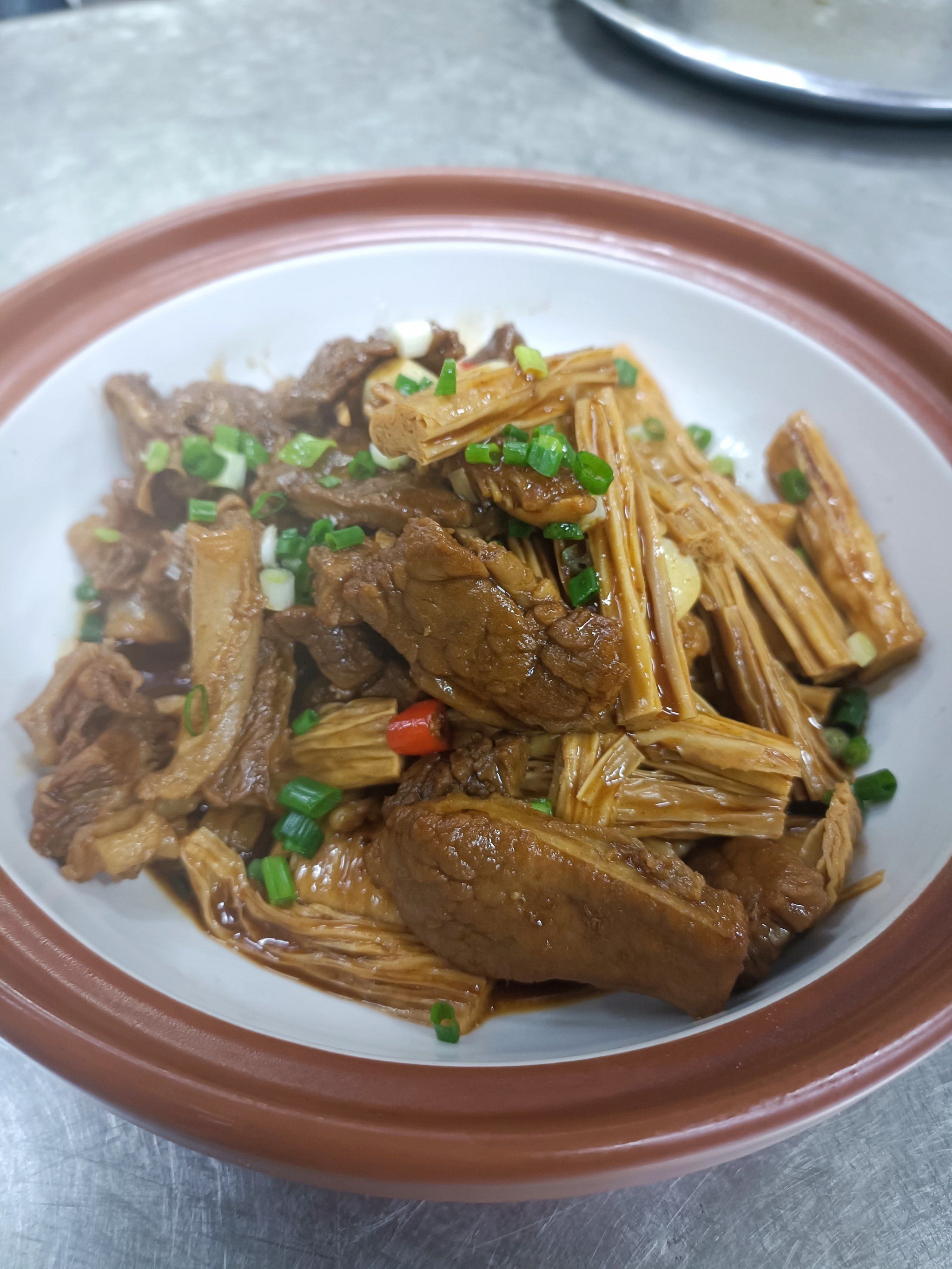 新鲜出炉的牛腩烧腐竹,入口就化.好吃,好
