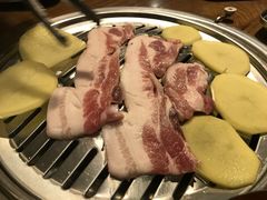 厚切猪肉-·缸桶屋·韩式牛肋条自助烤肉(西湖D11店)