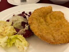崇明生态猪炸猪排配辣酱油-红房子西菜馆(淮海中路店)