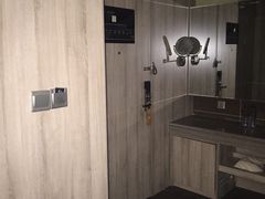 -西安大雁塔科技大学地铁站亚朵酒店