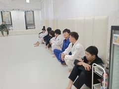 -菠萝格斗巴西柔术训练馆