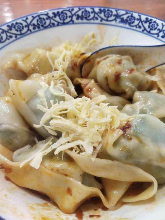 善琏正宗辣油馄饨"善琏馄饨,很简单的食物,汤里有股淡淡的猪.