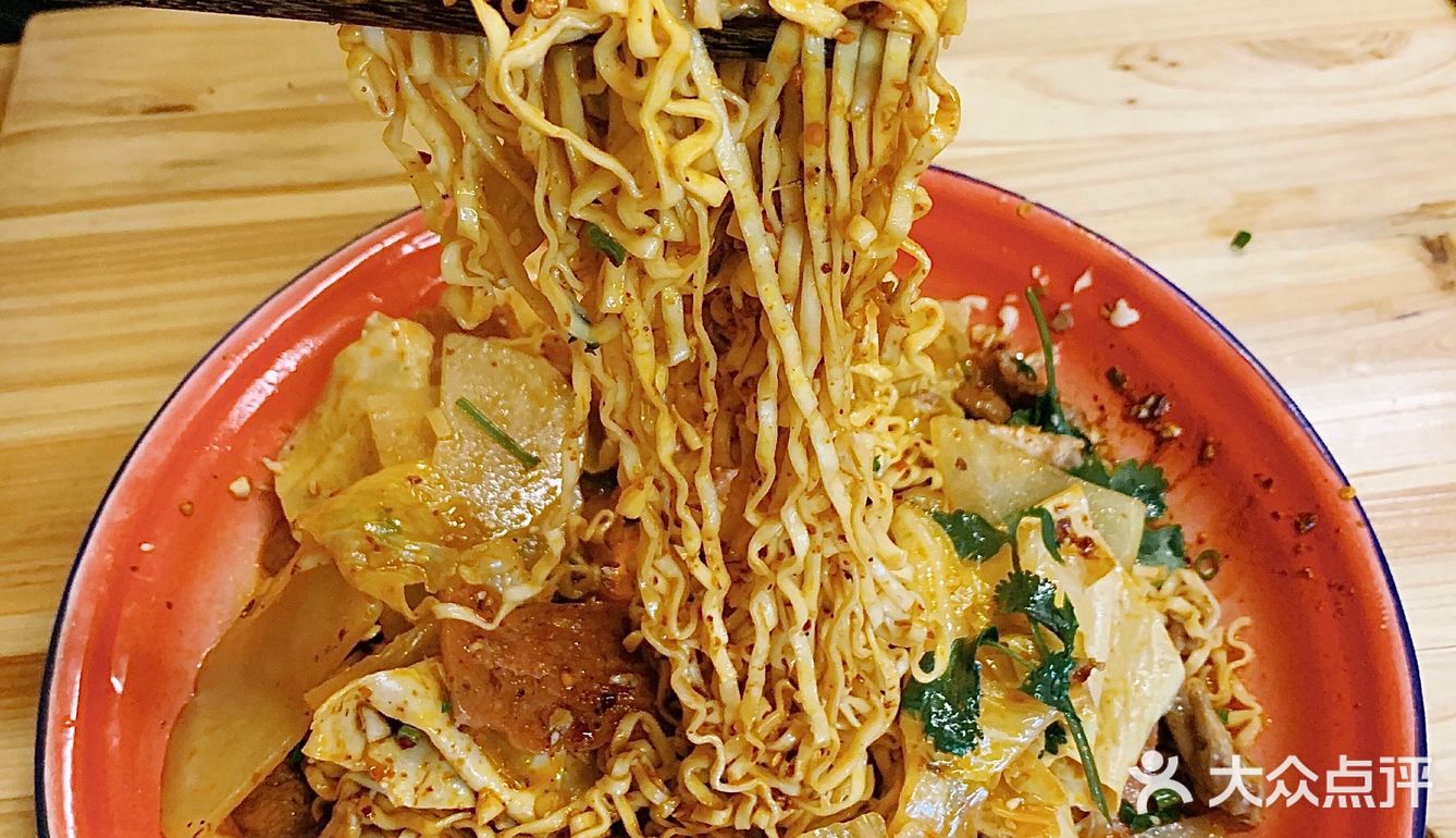 藏在大树背后的麻辣烫