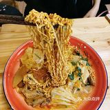 藏在大树背后的麻辣烫