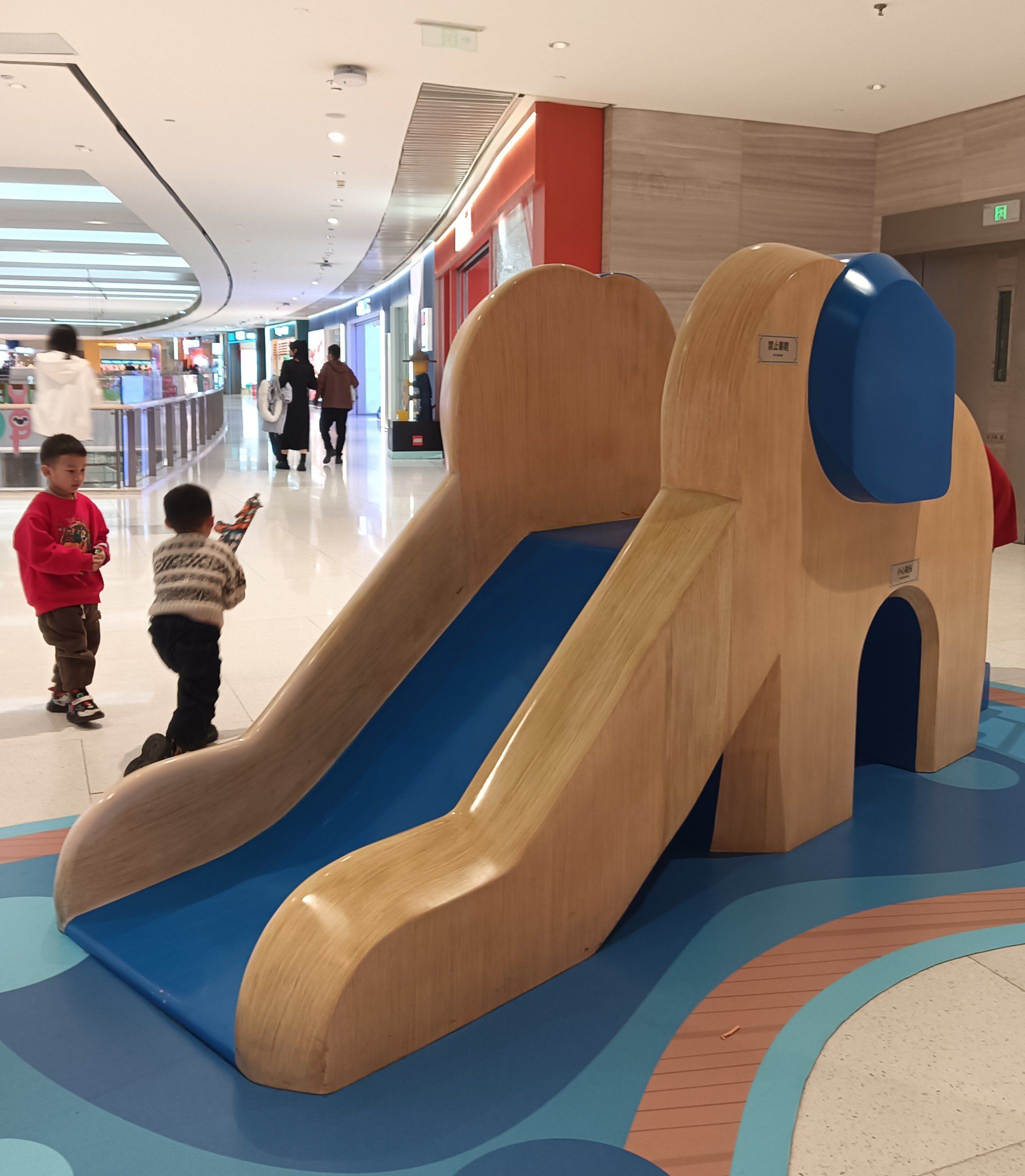 n中午在江娃子吃饭,
发现门口位置又新增了一个儿童游乐场