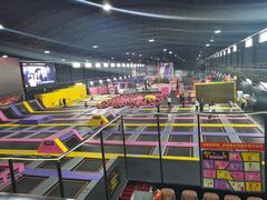 -嘿哟动霸CHUA·新潮玩运动娱乐中心·蹦床滑冰团建乐园