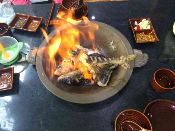 江湖火烧鱼"上菜慢了点,价格实惠,椒麻鸭有点坑人啊.