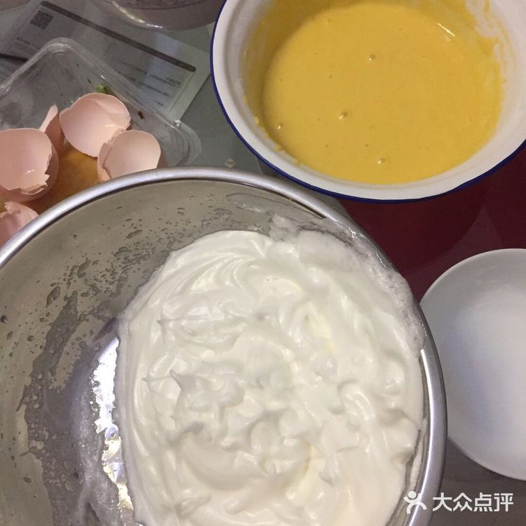 昨天做的多余的奶油，今天用在蛋糕里，加工成奶油卷