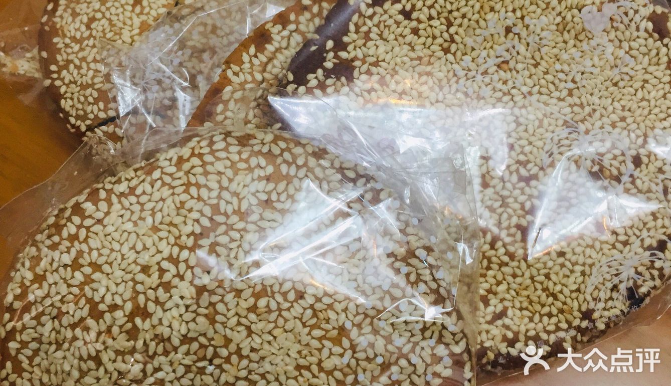 冲着牛肉月饼慕名而来。「黑芝麻牛肉月饼」果然同系连枝
