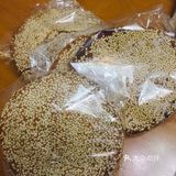 冲着牛肉月饼慕名而来。「黑芝麻牛肉月饼」果然同系连枝
