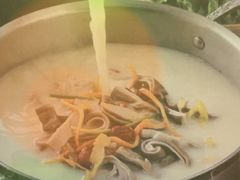 -尚尚仙·酸汤猪手·猪肚鸡火锅(华联万柳购物中心店)
