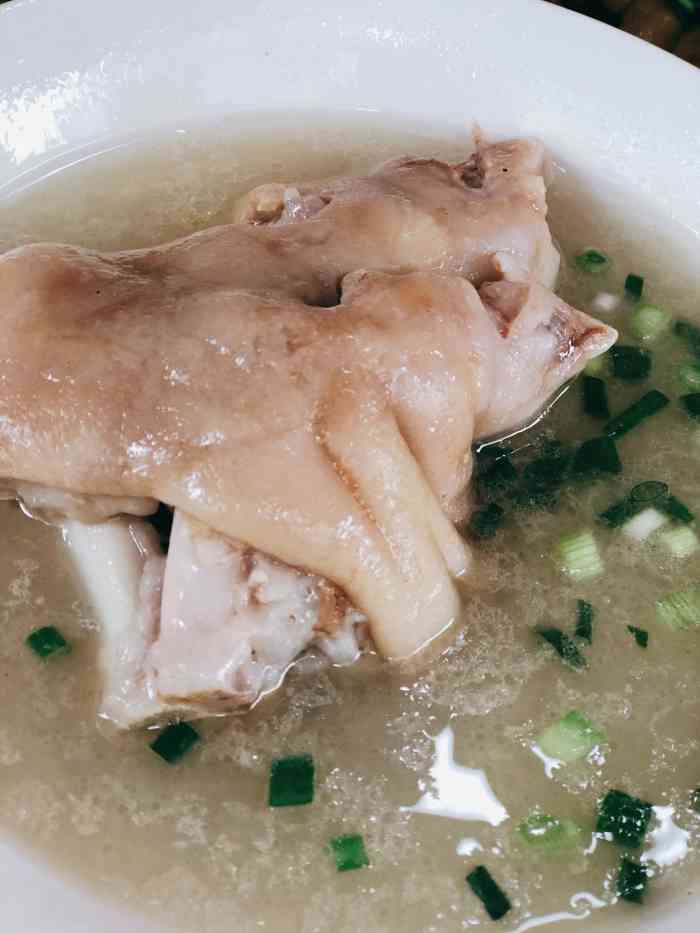 刚子蹄花(总店)-"在红土地的一个小巷子里面就餐桌子也是在.